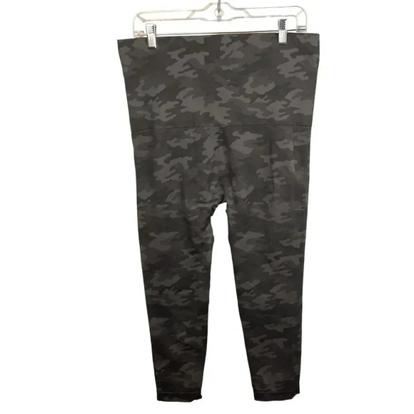 Spanx Seamless Camo Print Cropped Leggings - Picture 2 of 12